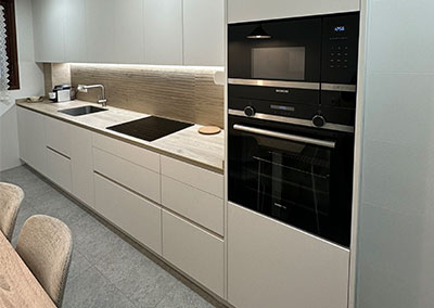 Cocina blanca con encimera Rovere