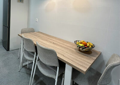 Cocina blanca con encimera Rovere